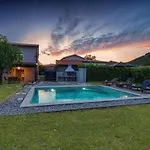 Villa Casa Milena - Stone House With Pool Gornja Nugla